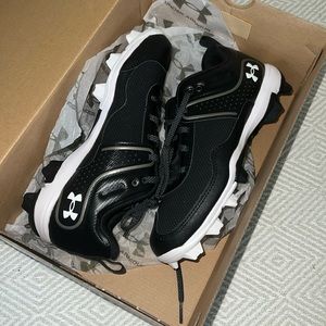 Under Armour Women's Glyde RM Softball Cleats AND DSG Baseball/Softball Socks x2
